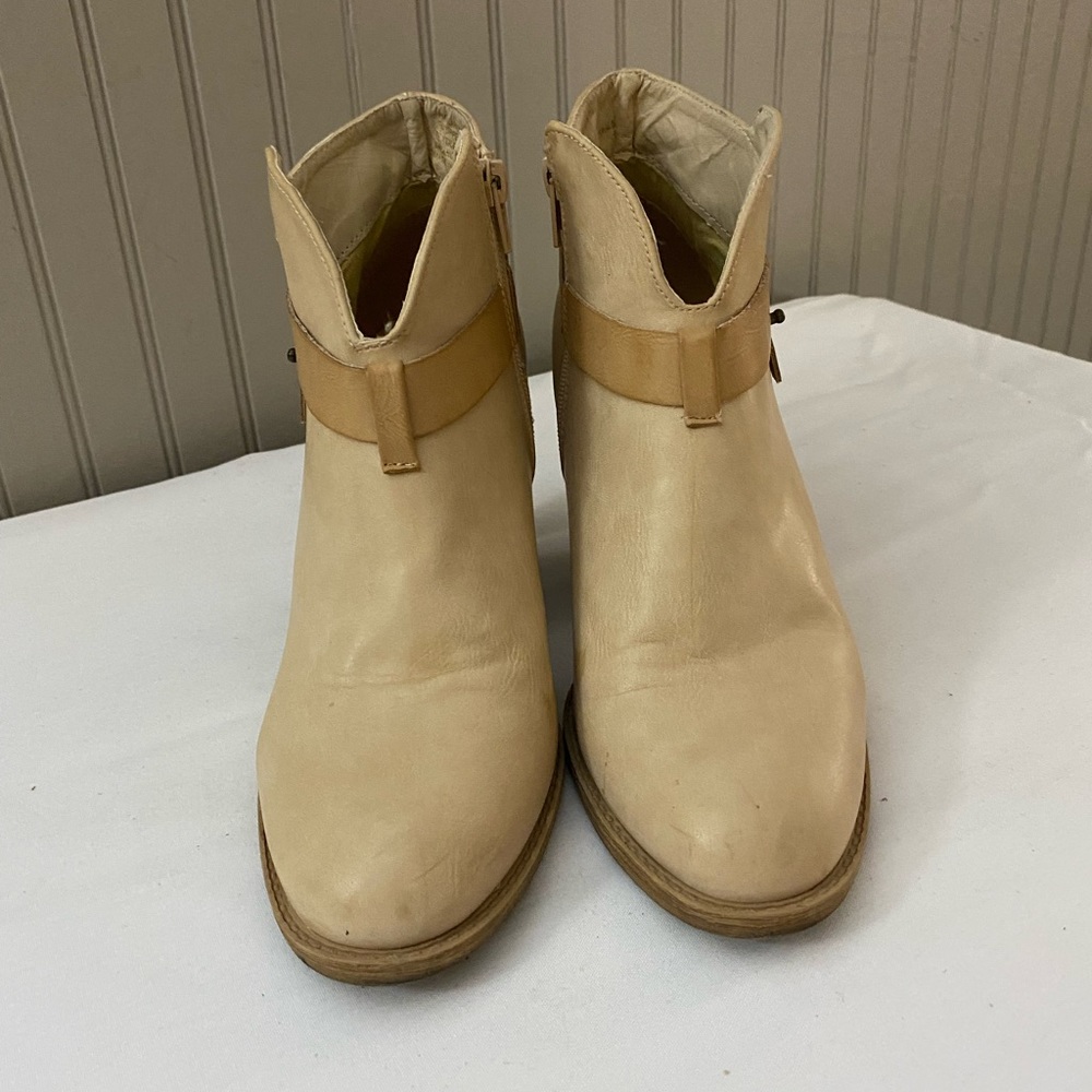 XOXO cream leather ankle boots size 9